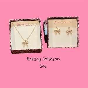NIB BETSEY JOHNSON NECKLACE & EARRINGS SET GREAT GIFT